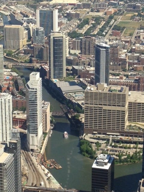 SkyDeck-Chicago-river-running-in-city