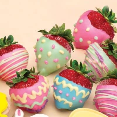 You can use mason jar crafts for placing these chocolate covered strawberries and give them as a gift. Easter craft ideas are so much cuter with colorful strawberries! #HeartThis #Crafts