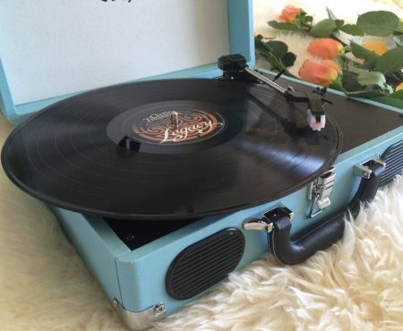 Love Listening To Your Music Old-Fashioned Way? Play It With Modern 1byone Sterio Turntable!
