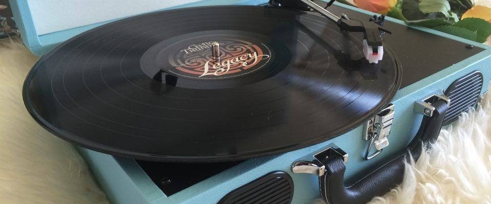 Love Listening To Your Music Old-Fashioned Way? Play It With Modern 1byone Sterio Turntable!