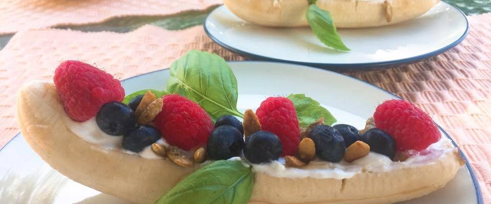 Greek Yogurt Banana Split Breakfast #RecipeIdeas