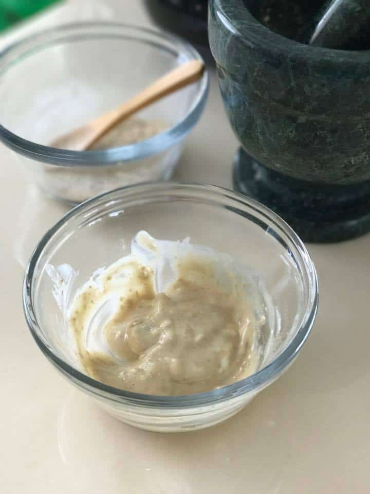 Your home-made oatmeal face mask can be made fresh every time you need it. Grab this easy floral and oats facial mask DIY recipe here.