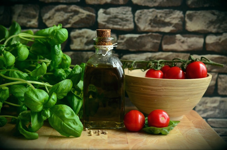 Healthy chicken pesto pasta with sun-dried tomatoes, easy recipe for dinner