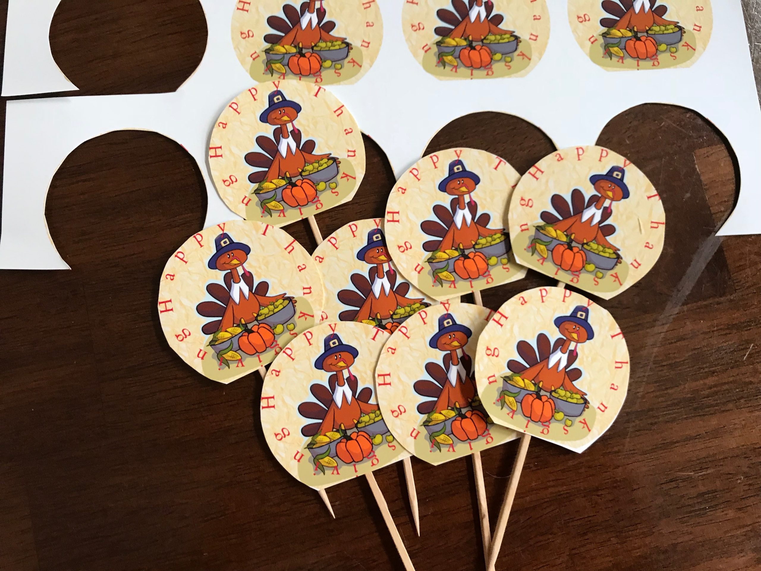 Let these cute turkeys adorn your cupcake desserts! Download this FREE printable turkey cupcake toppers