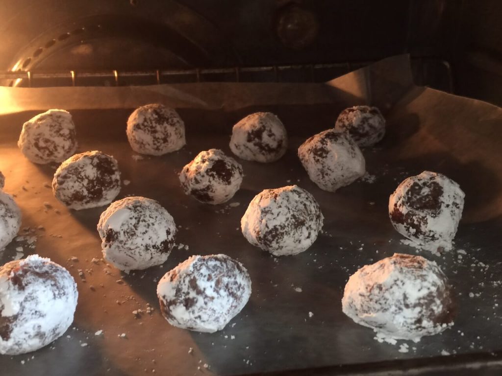 Crackle cookies in oven