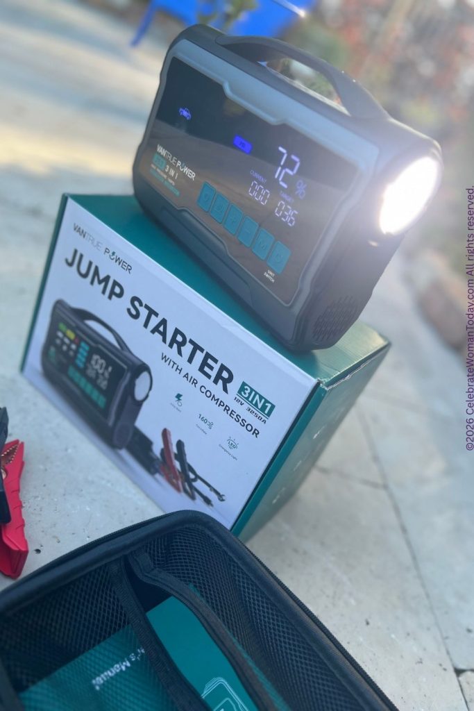 Vantrue JS3 jump starter smart display showing battery percentage